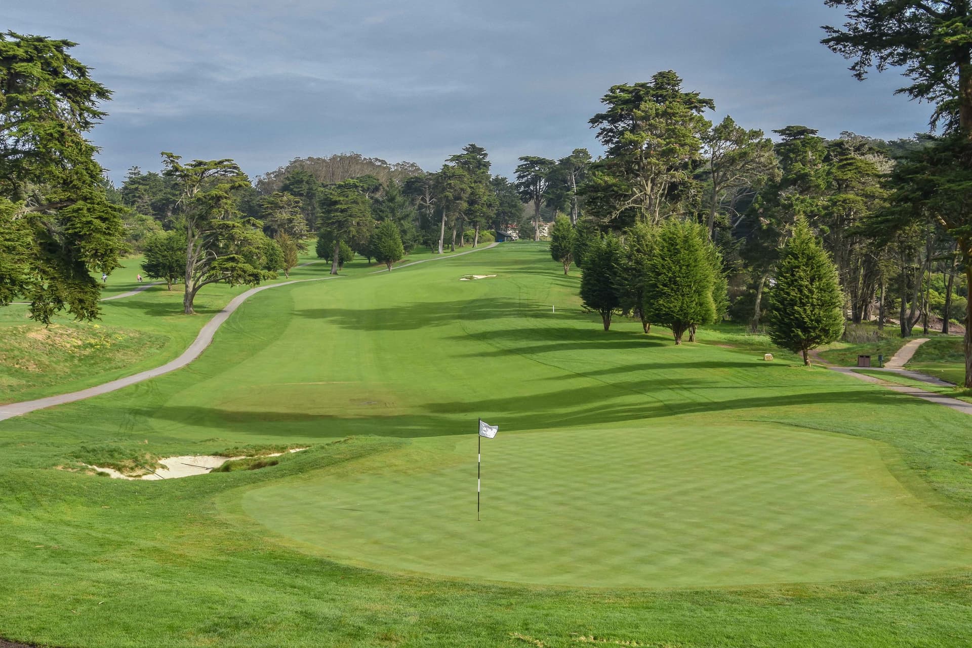 A green, bunker and tree-lined fairway at Presidio Golf Course in San Francisco. Photo by PJ Koenig / https://www.pjkoenig.com/presidio-golf-club
