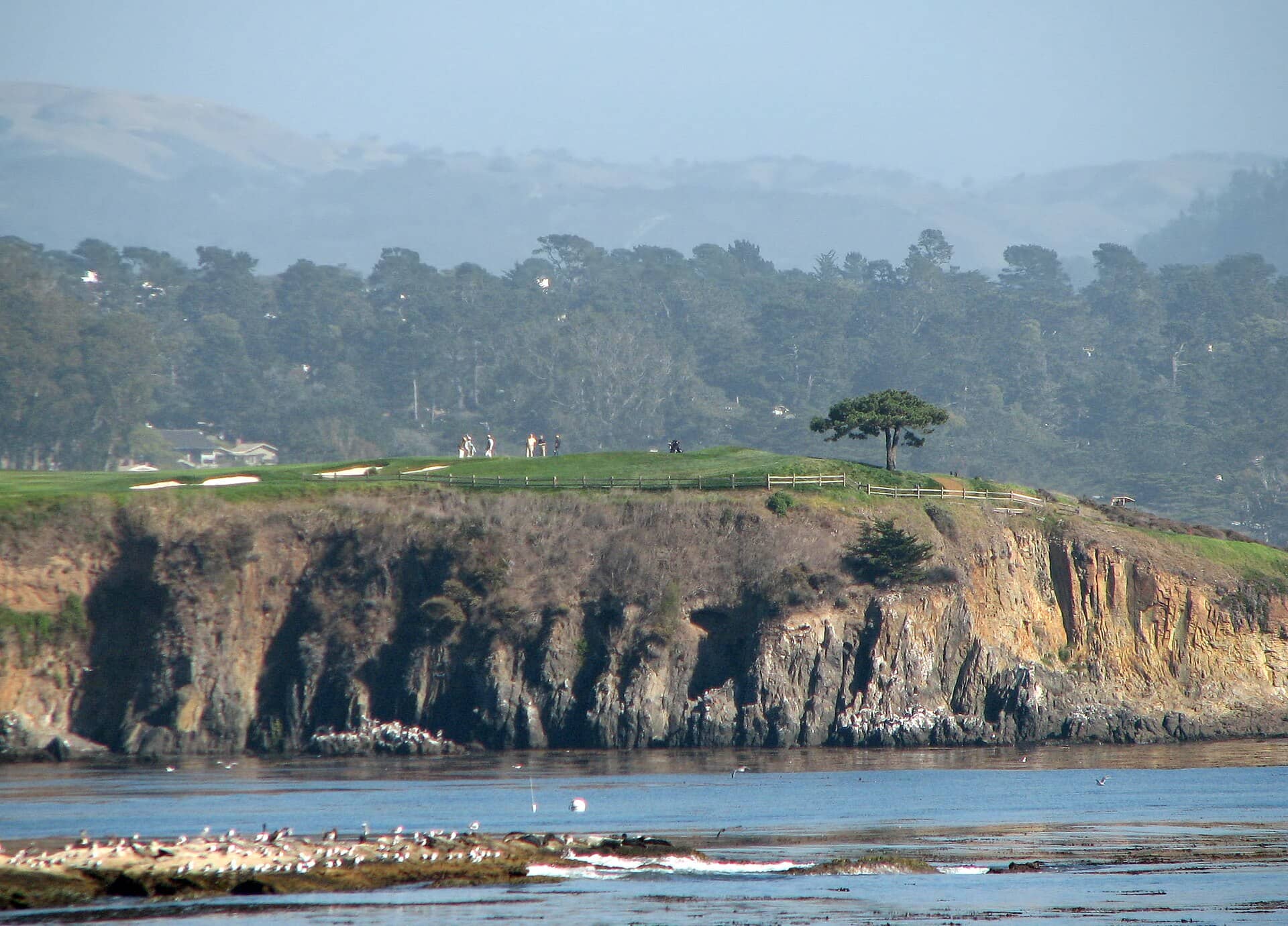 The uphill par-5 6th hole overlooking Stillwater Cove at Pebble Beach Golf Links, Pebble Beach, CA. Photo by Bernard Gagnon, via Wikimedia Commons (CC BY-SA 3.0).