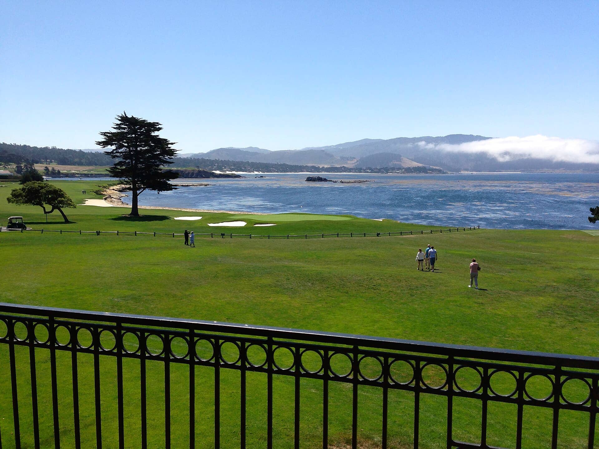 The finishing 18th green at Pebble Beach Golf Links, Pebble Beach, CA. Photo by William F. Meyer, via Wikimedia Commons (CC BY-SA 4.0).