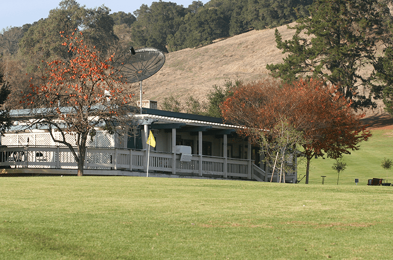 View of the clubhouse and grounds at Gilroy Golf Course, Gilroy, CA. Photo credit: Gilroy Golf Course (official website, gilroygc.com).