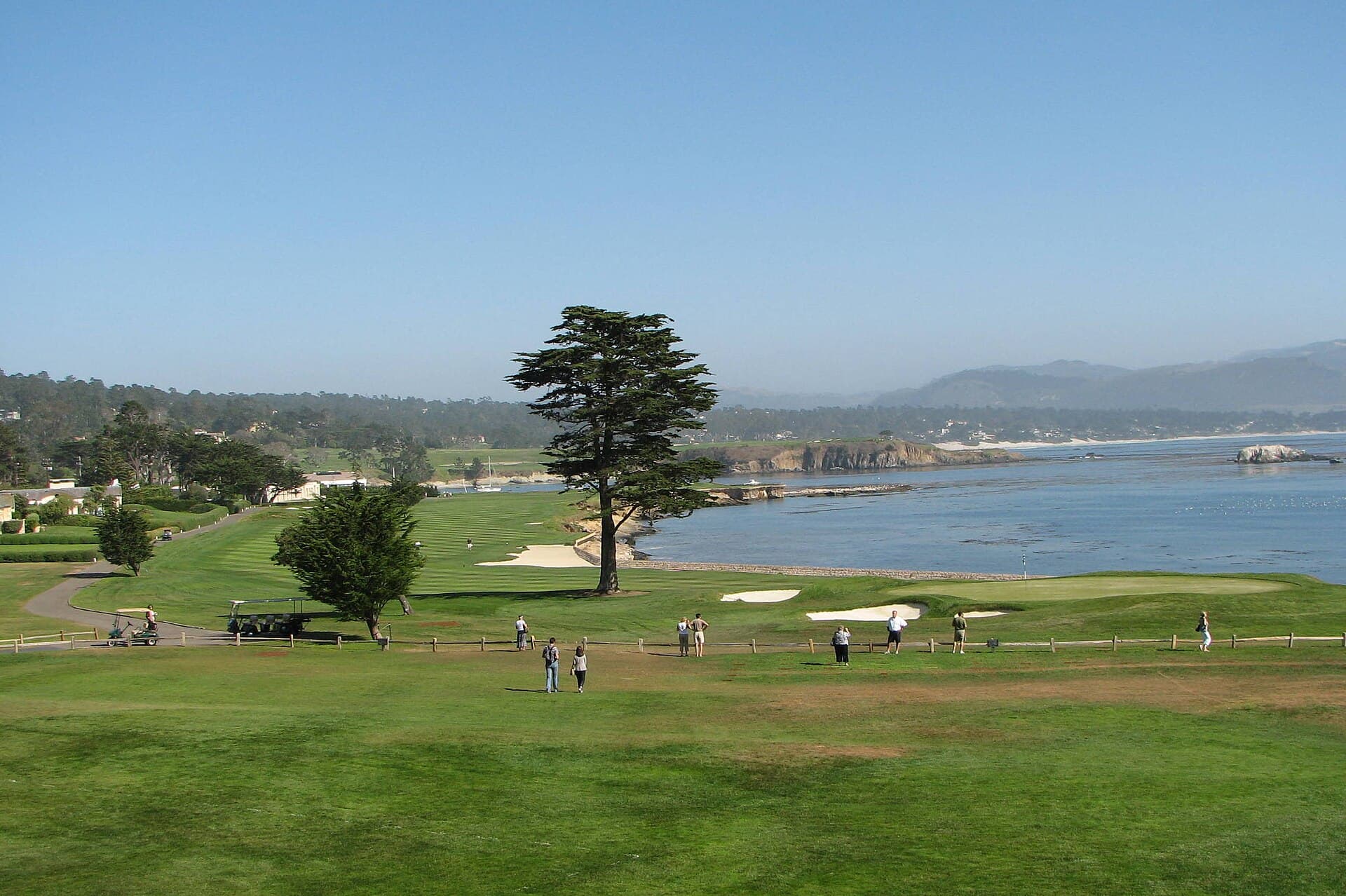 The iconic par-5 18th hole hugging the Pacific coastline at Pebble Beach Golf Links, Pebble Beach, CA. Photo by Bernard Gagnon, via Wikimedia Commons (CC BY-SA 3.0).